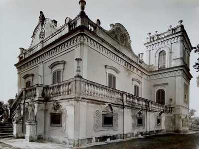 Insomma la dimora non dovrebbe seguire il triste destino riservato a tanti antichi edifici della citt�, come la dirimpettaia Villa Labriola, rasa al suolo assieme alla sua storia per far posto, negli anni 70, all�ospedale pediatrico